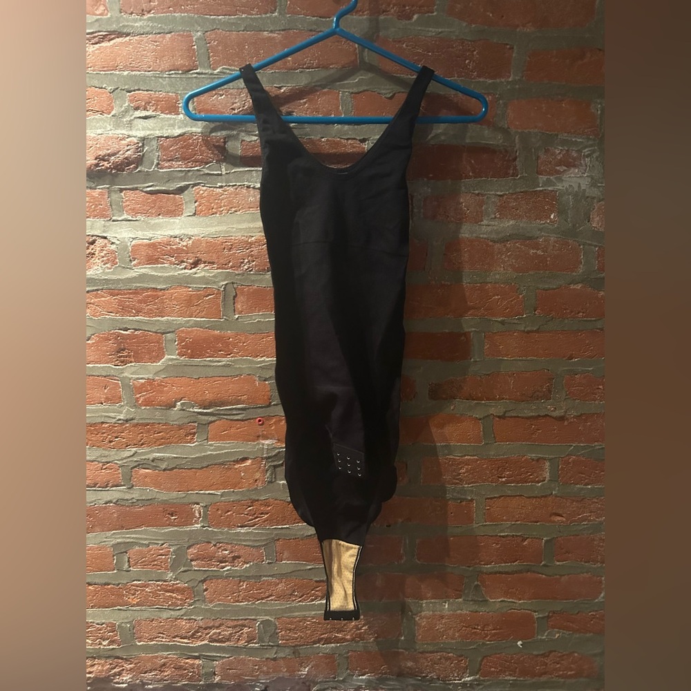 Chic Black Sleeveless bodysuit - must bundle